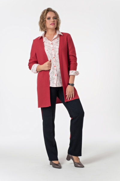 Длинный трикотажный жакет с поясом красный до колена La Diano