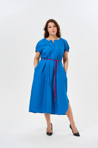 Длинное синее платье свободного кроя с поясом и карманами La Diano