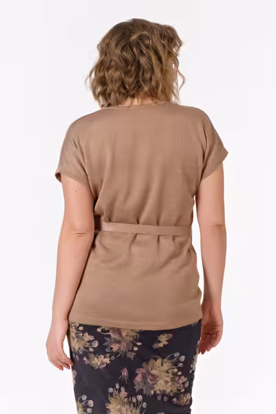 Вязаный джемпер с поясом и V-образным вырезом женский