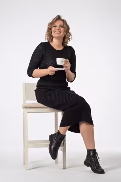 Вязаная юбка миди прямого силуэта с поясом на резинке