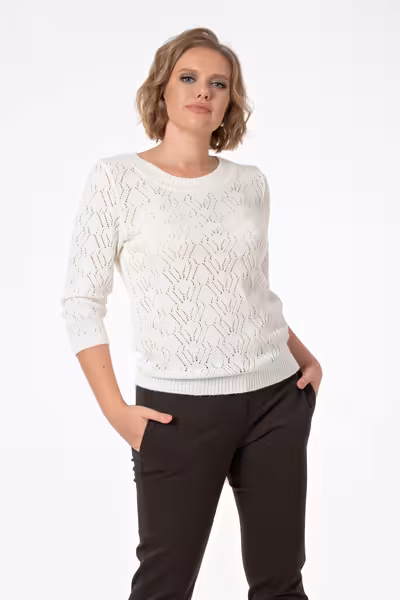 Белый джемпер ажурной вязки с рукавами три четверти