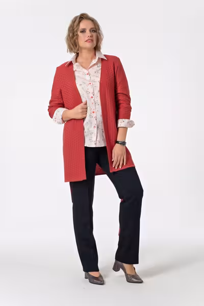 Длинный трикотажный жакет с поясом красный до колена