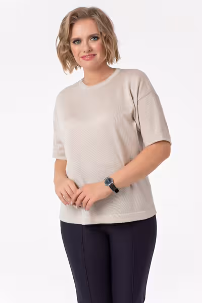 Бежевый вязаный джемпер с рукавом три четверти женский