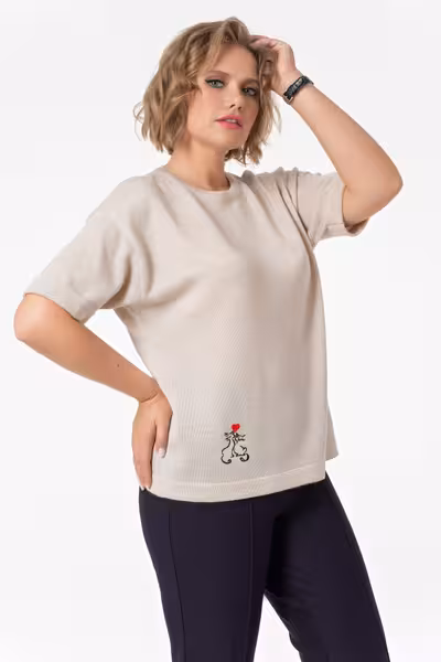 Бежевый вязаный джемпер с рукавом три четверти женский