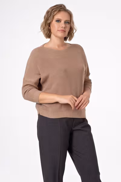 Джемпер с вырезом лодочка прямого силуэта вязаный