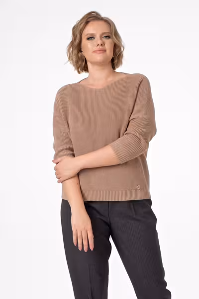 Джемпер с вырезом лодочка прямого силуэта вязаный