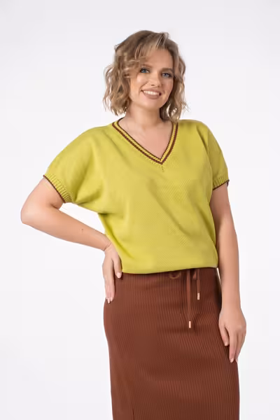 Джемпер вязаный с V-вырезом зеленый короткий рукав