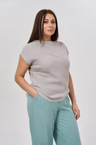 Джемпер вязаный паутинка с воротником полустойка серый