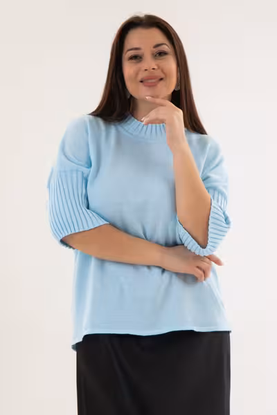 Джемпер голубой прямого силуэта с рукавами три четверти