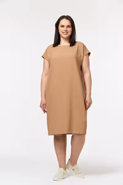 Бежевое платье прямого силуэта с карманами до колена