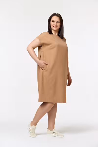 Бежевое платье прямого силуэта с карманами до колена