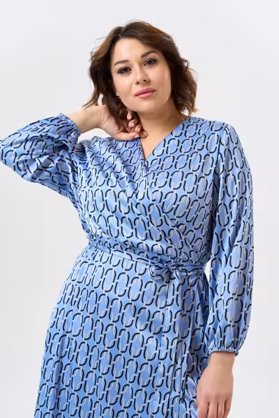 Платье на запах с поясом синее с принтом для праздника