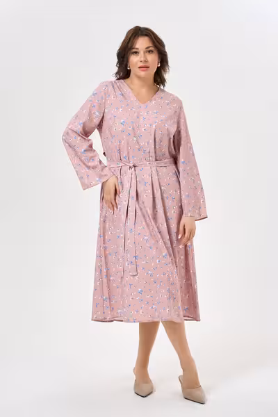 Свободное платье с поясом и V-образным вырезом