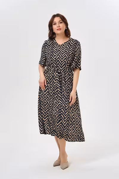 Платье свободного кроя с поясом черное с принтом зигзаг
