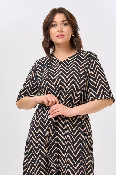 Платье свободного кроя с поясом черное с принтом зигзаг
