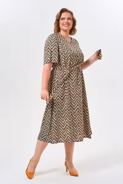 Платье с поясом и V-вырезом свободного силуэта в принт