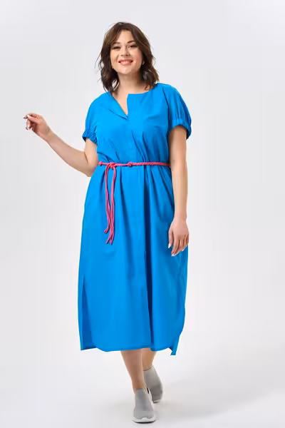 Длинное платье свободного силуэта с поясом для офиса