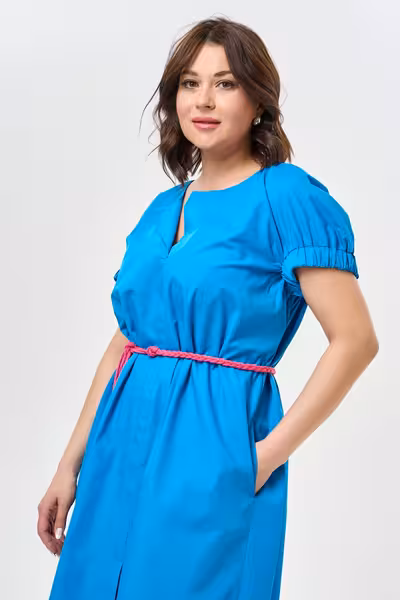 Длинное платье свободного силуэта с поясом для офиса