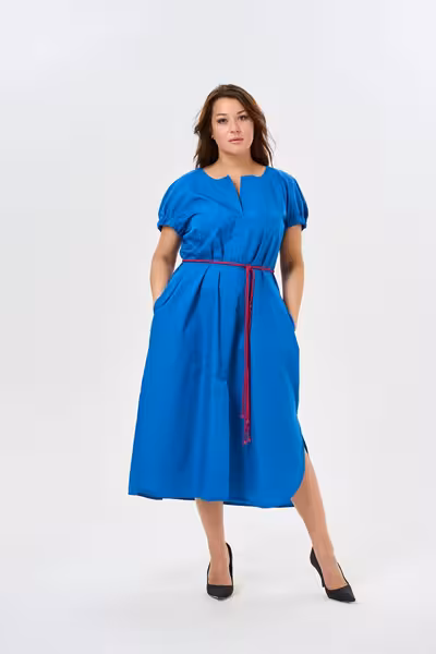 Длинное синее платье свободного кроя с поясом и карманами