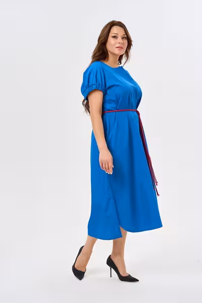 Длинное синее платье свободного кроя с поясом и карманами