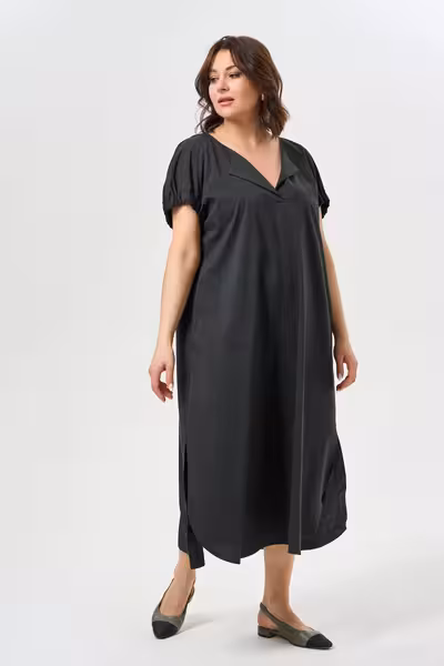 Свободное платье с карманами и разрезами для офиса