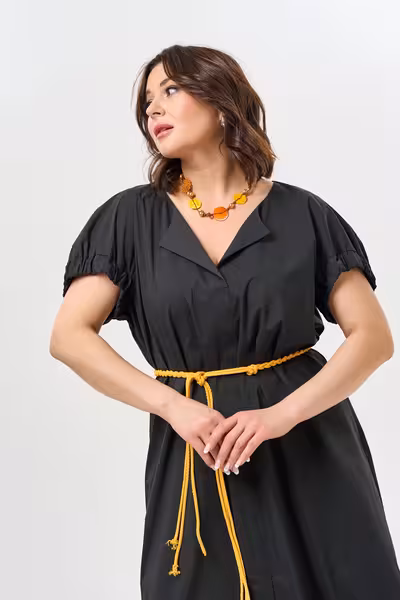 Свободное платье с карманами и разрезами для офиса