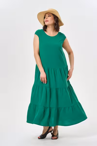 Зеленое платье свободного кроя с ярусами летнее макси