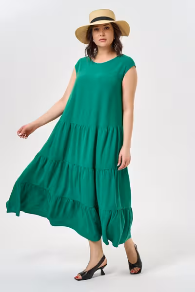 Зеленое платье свободного кроя с ярусами летнее макси