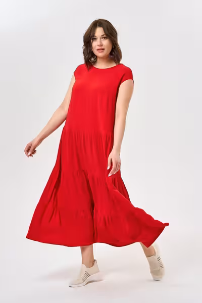 Красное платье свободного силуэта с ярусами макси длины