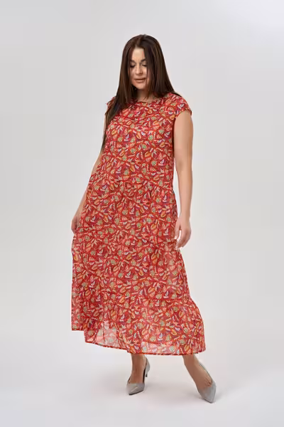 Летнее платье свободного силуэта с ярусами и рукавами кимоно