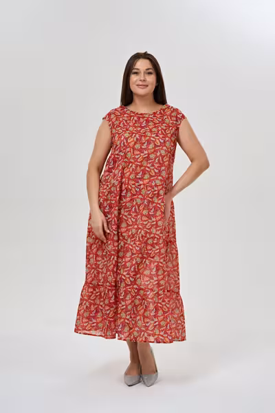 Летнее платье свободного силуэта с ярусами и рукавами кимоно