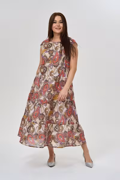 Летнее платье свободного кроя с объёмной многоярусной юбкой