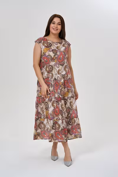 Летнее платье свободного кроя с объёмной многоярусной юбкой