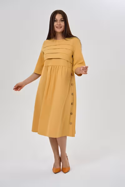 Платье трапеция горчичного цвета с декоративными складками