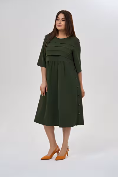 Зеленое платье трапеция с складками и пуговицами сбоку
