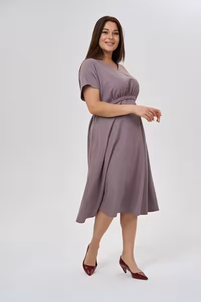 Платье с поясом и короткими рукавами лилового цвета миди