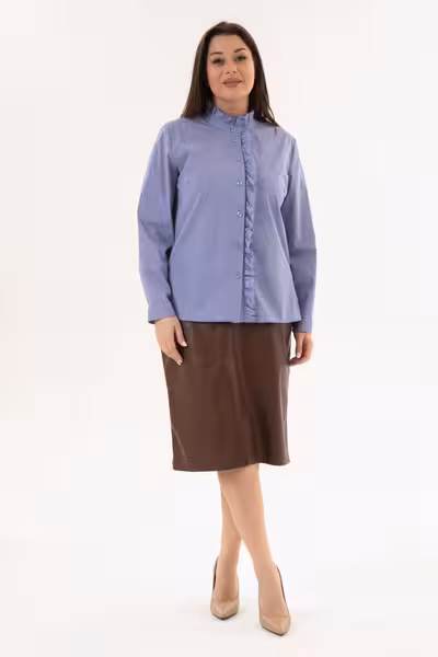 Блузка с воротником стойкой и оборками из хлопка голубая