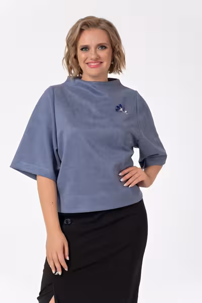 Джемпер прямого силуэта с рукавами 3/4 и воротником стойкой