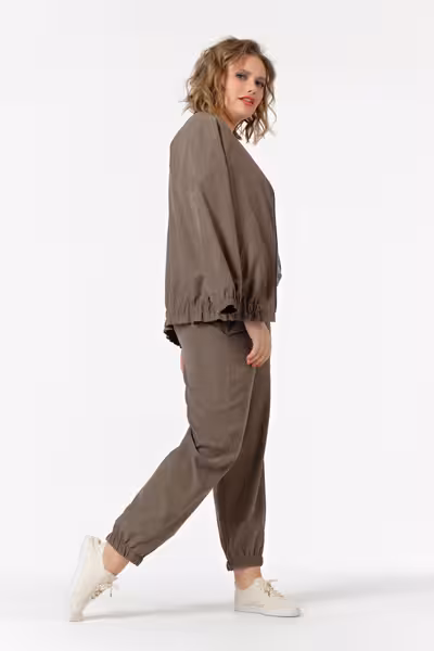 Блузка с молнией спереди и декоративным элементом модная