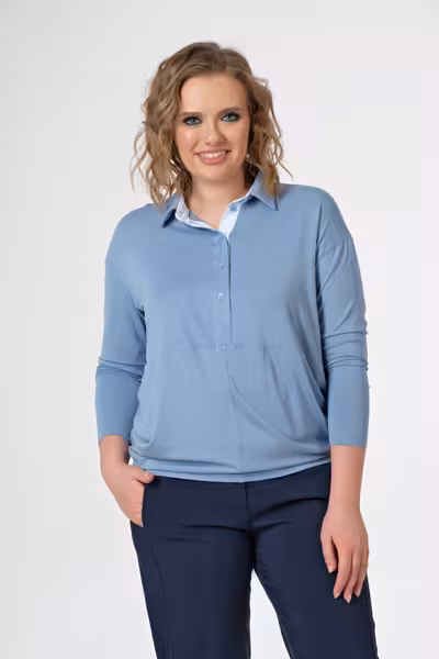 Блузка спортивного стиля объемного силуэта с застежкой