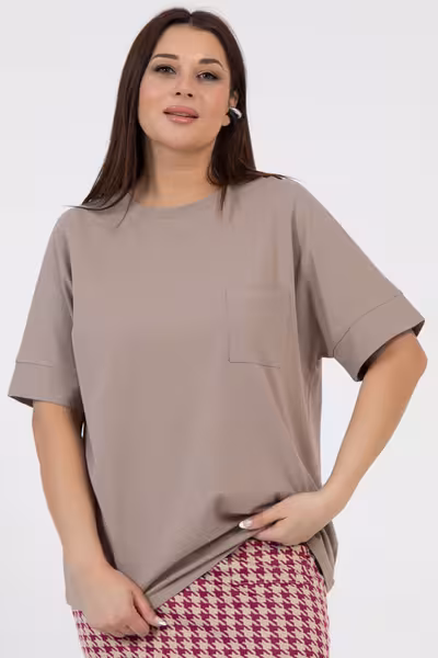 Футболка оверсайз большого размера с карманом прямого силуэта