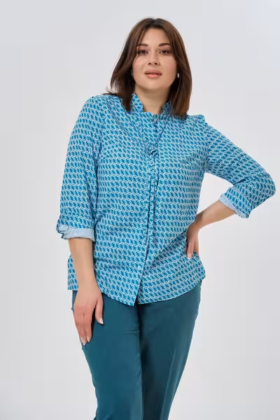 Блузка с воротником стойкой и завязкой голубого цвета