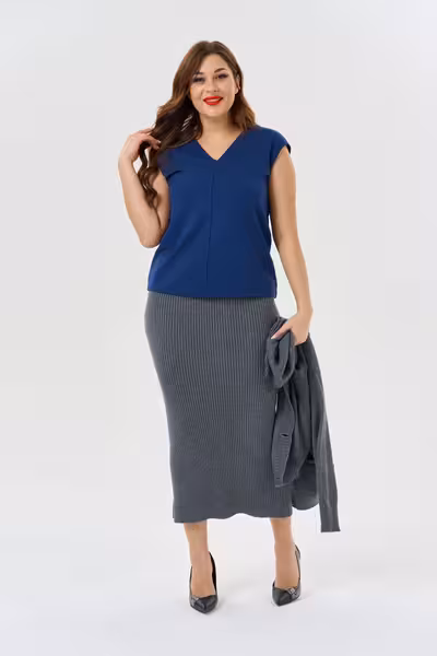 Блузка прямого силуэта с V-вырезом синяя летняя