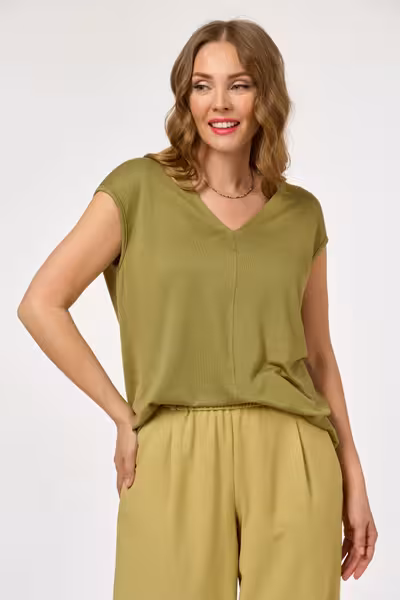 Блузка прямого силуэта с V-вырезом и рукавами кимоно