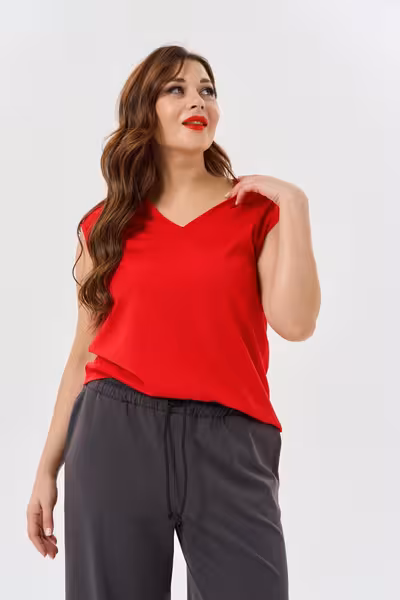 Блузка прямого силуэта с V-вырезом красная базовая