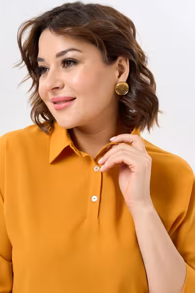 Блузка горчичная с воротником и рукавами три четверти