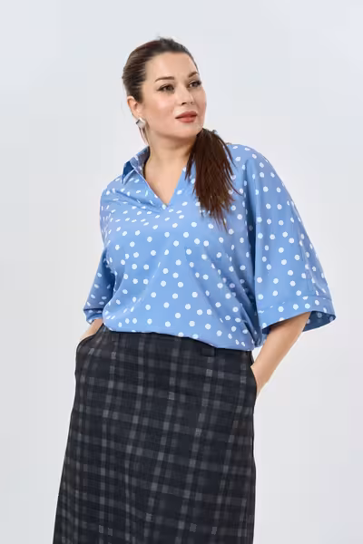 Блузка свободного кроя в горошек с рукавами три четверти