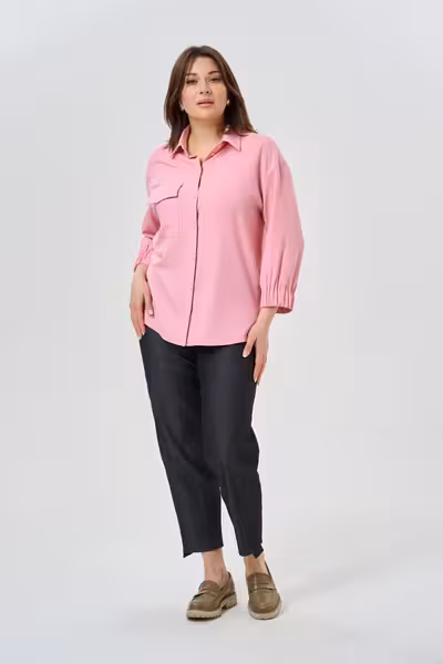 Розовая блузка с объемными рукавами и карманом на пуговицах