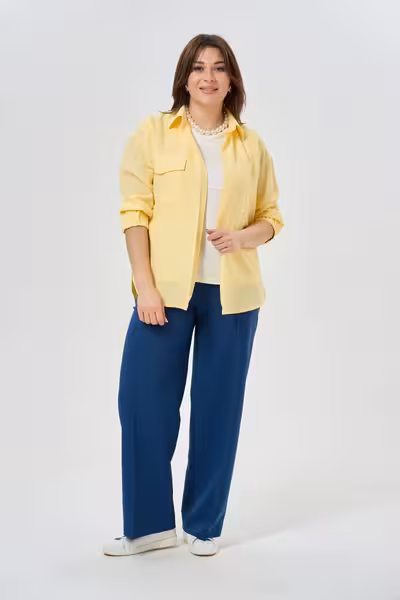 Желтая блузка рубашечного кроя с асимметричным низом