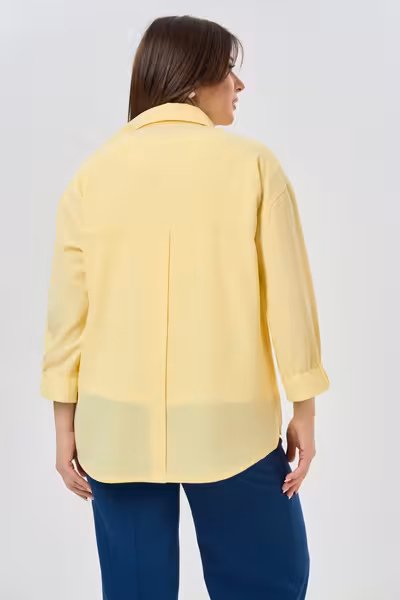 Желтая блузка рубашечного кроя с асимметричным низом